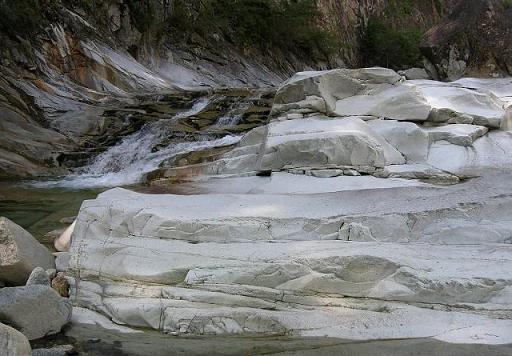 面河渓白い岩滝